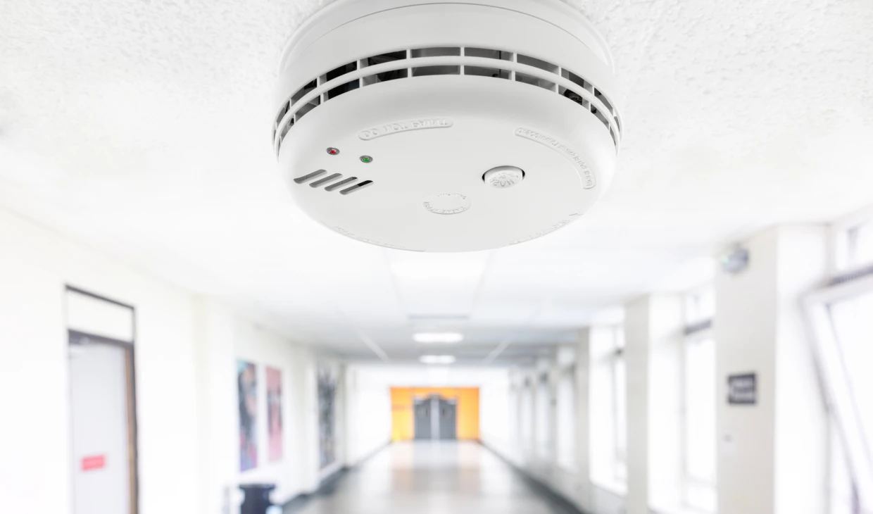 Ceiling-mounted smoke alarm device